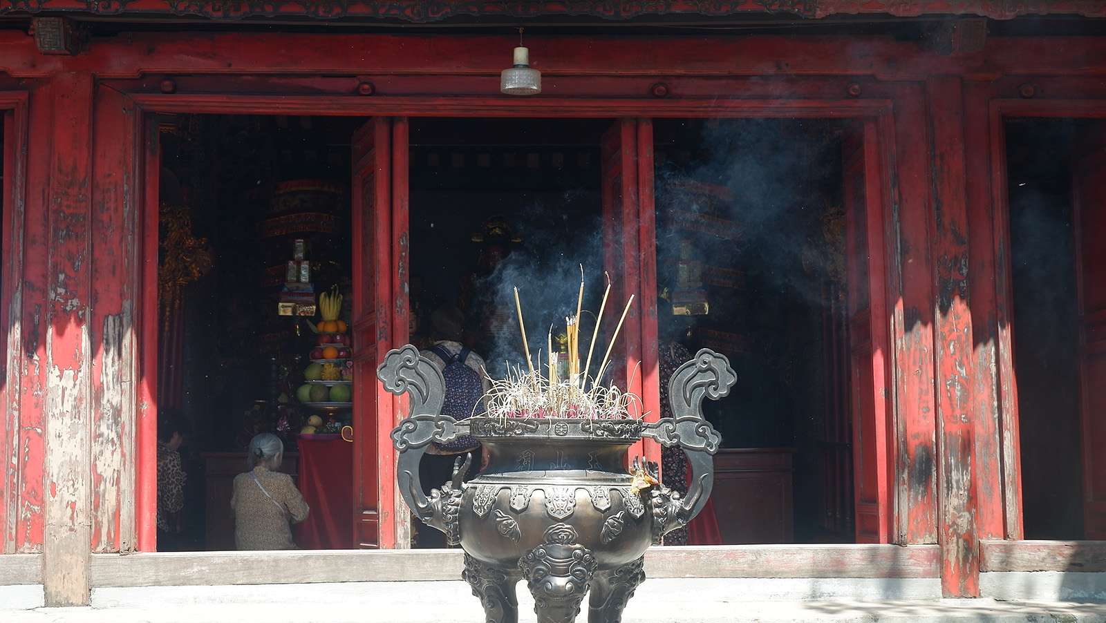 Mơ thấy bàn thờ nghi ngút khói ở đền chùa