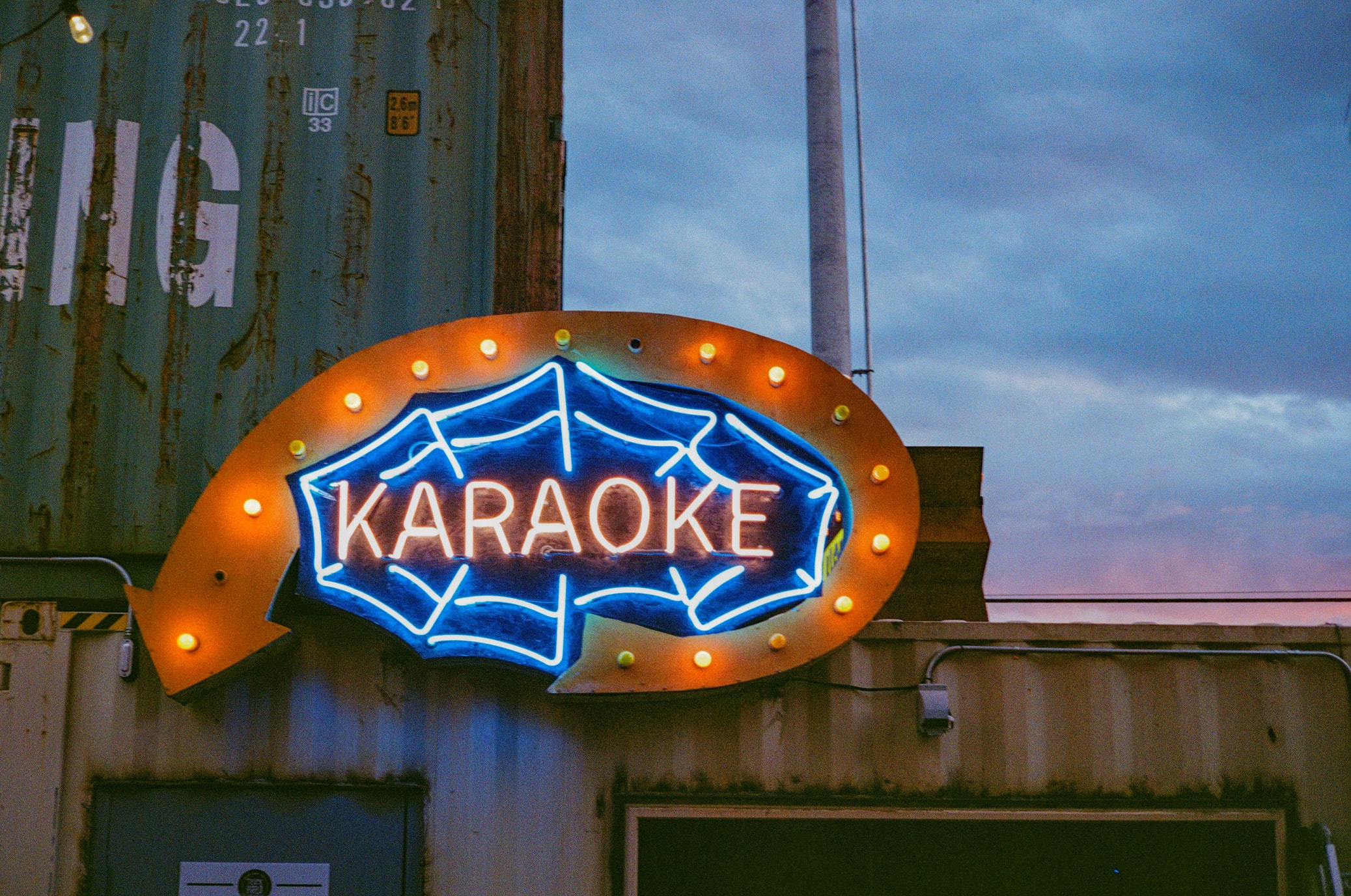 Thấy đi hát karaoke trong mơ là điềm lành hay điềm xấu?