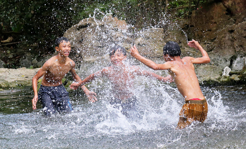 Mơ thấy bị hụt chân xuống sông mang đến những điềm báo không tốt lành